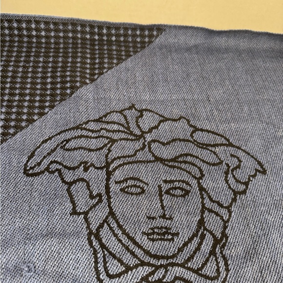 100% WOOL VERSACE  30X78 MEDUSA Black/Grey SCARF/SHAWL ITALY. - Picture 8 of 12